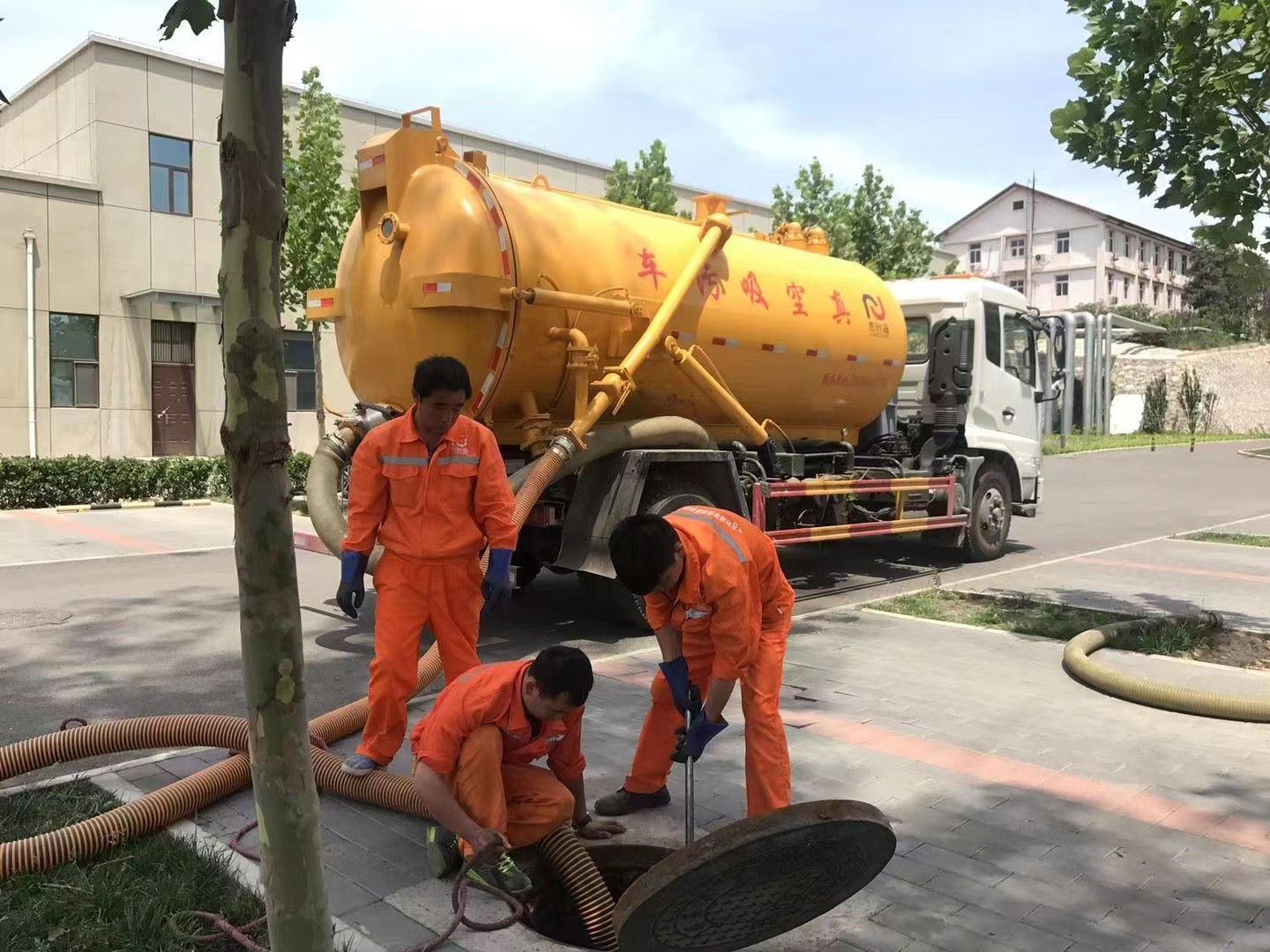 中江管道疏通车停在窨井附近