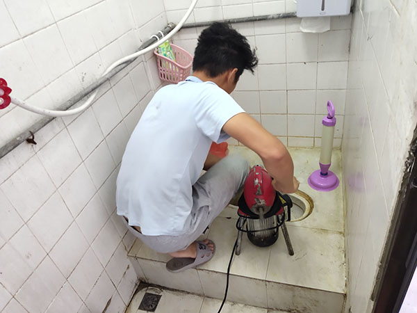 中江管道堵塞冒臭气 专业师傅现场解决问题